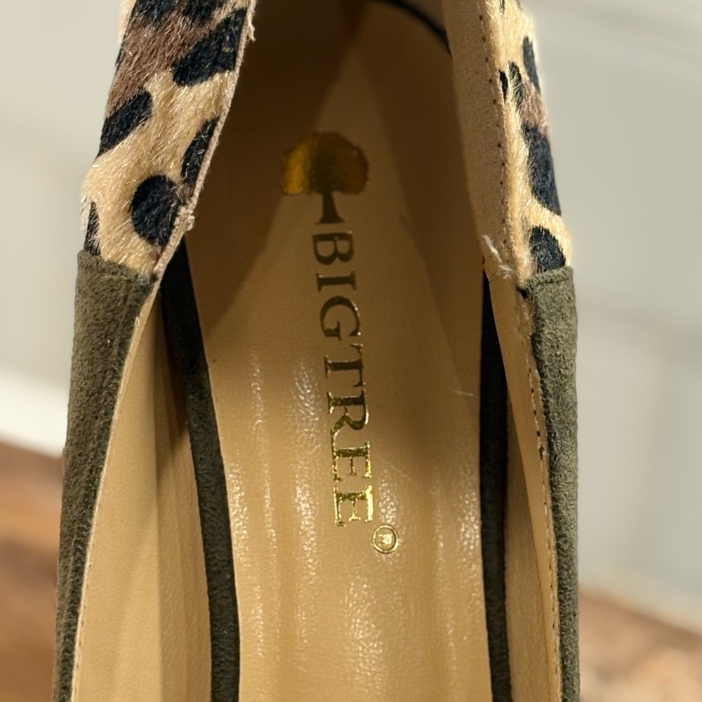 Olive Green Stiletto Heels with Leopard Print
Size: UK 38 = US 7.5-8
5” heel - Picture 7 of 9